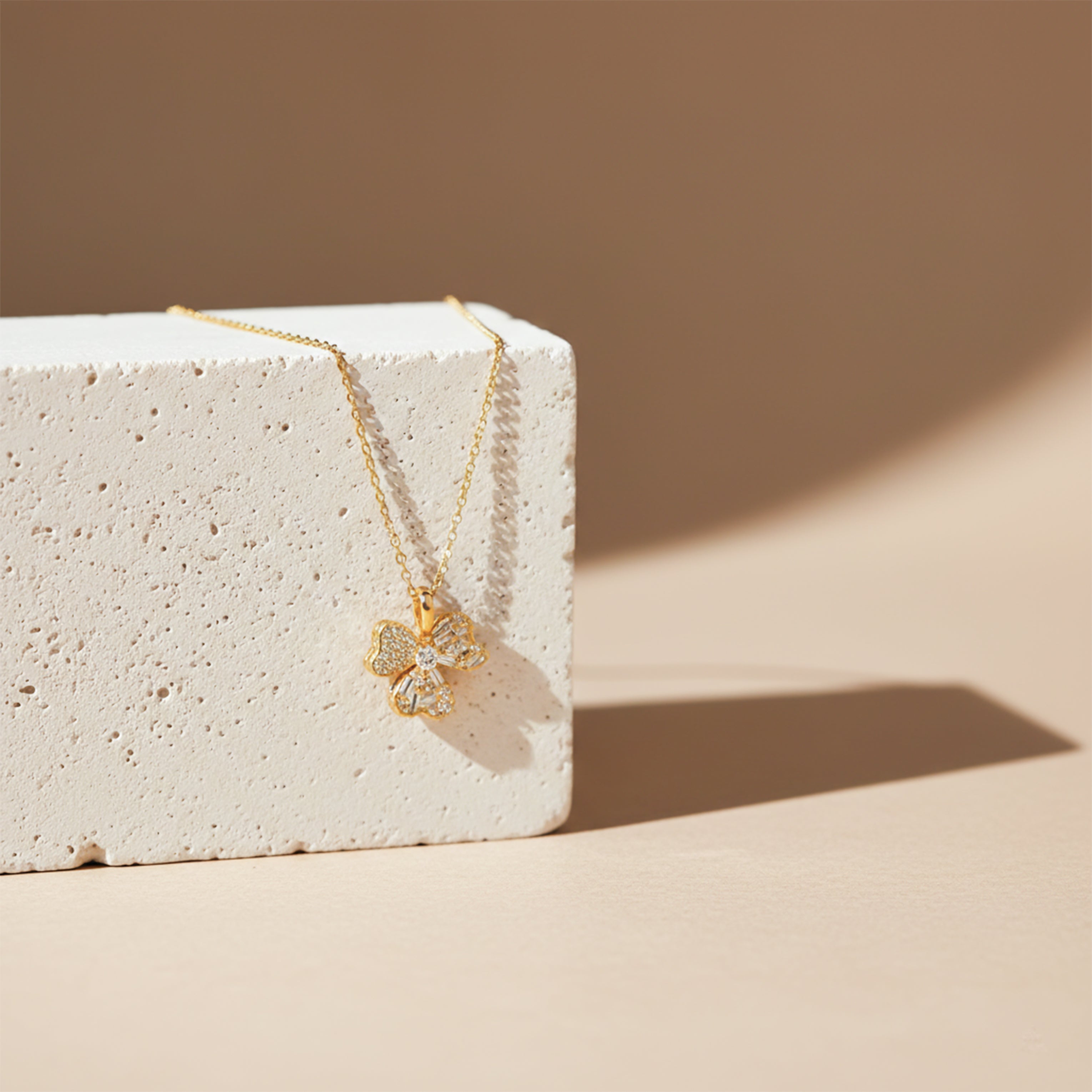 Dainty Gold Flower Pendant Necklace
